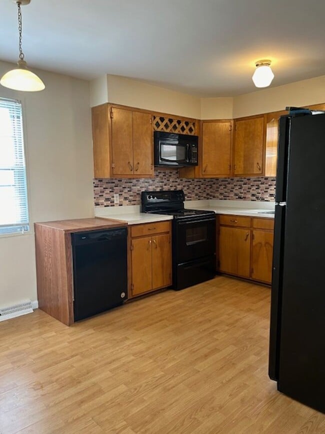 Building Photo - Gardenside. 2-Story Townhouse with Garage ...