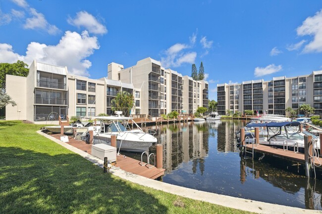 Building Photo - 4 Royal Palm Way