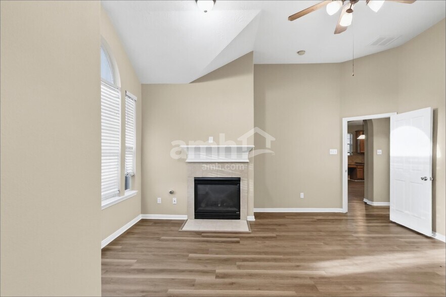 Building Photo - 3007 Valiant Elm St