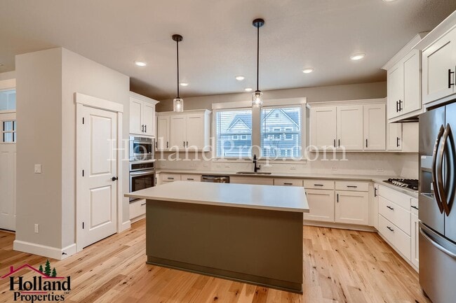 Building Photo - Luxurious South Hillsboro Home with a Fenced Backyard!