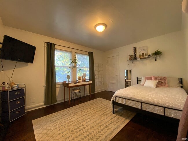 Building Photo - 315 E University St