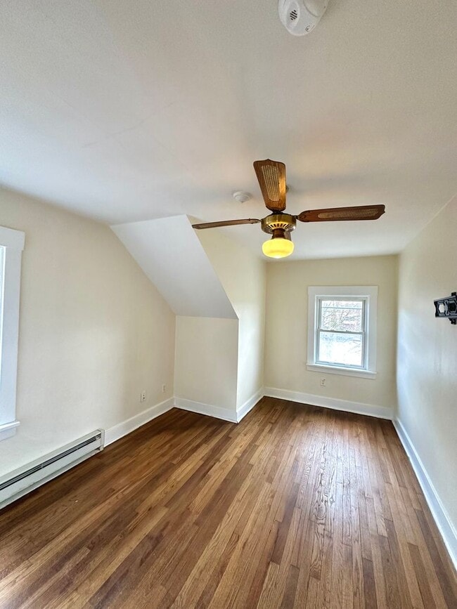 Building Photo - 1528 Dagmar Ave