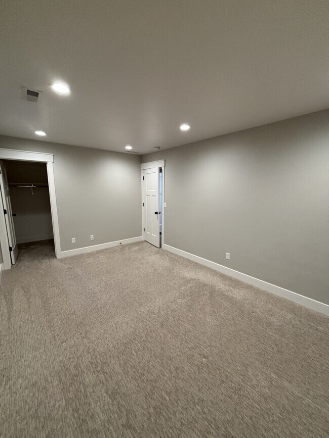 Building Photo - 696 Regency Ln