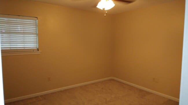 Building Photo - 905 Chinquapin Dr