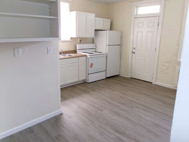 Building Photo - ** MOVE IN SPECIAL** First-Floor Unit with Hardwood Floors & Spacious Living Areas