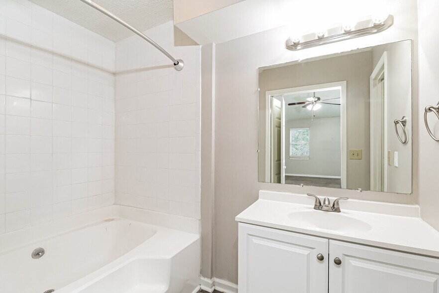 Building Photo - 2341 Castlecomer Dr
