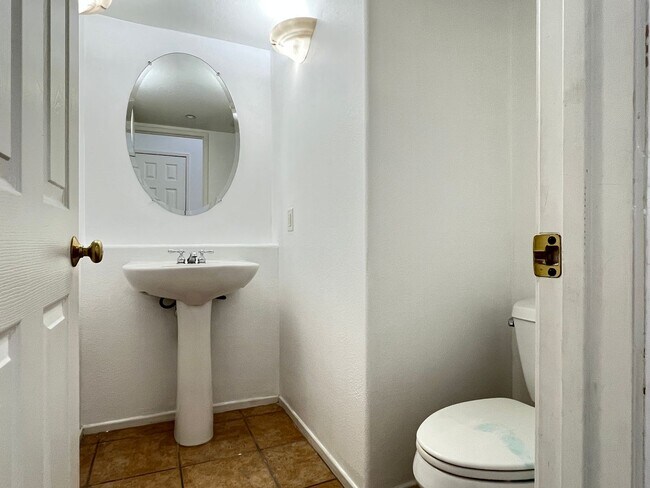 Building Photo - 3 bedroom, 2.5 bath Home for Rent in the Riverwalk