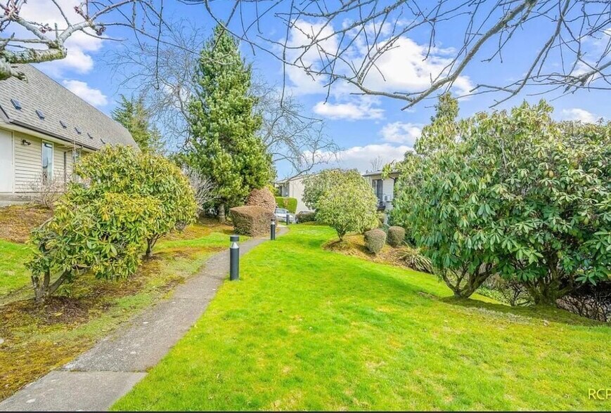 Building Photo - 200 SW Florence Ave