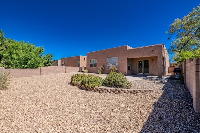 Building Photo - 1124 Calle Corvo NE