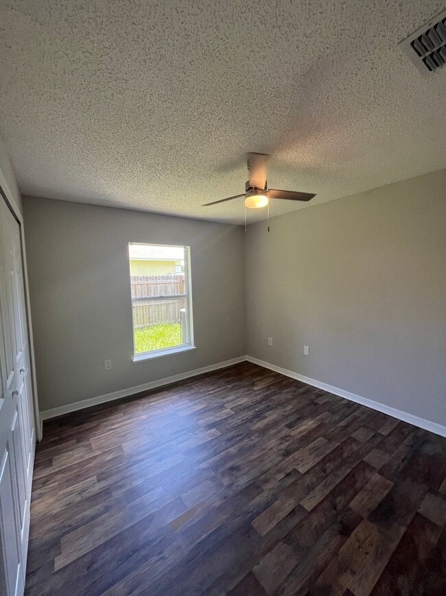 Building Photo - Spacious 4 Bedroom Home in Pine Grove!