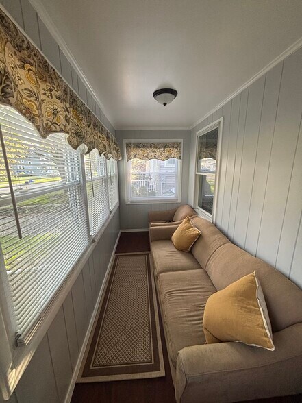 Building Photo - 18 Deland Park a