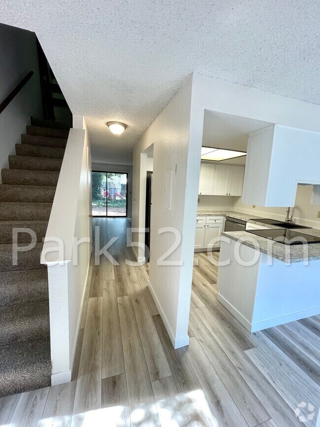 Building Photo - Remodeled 2 Bedroom Townhome!
