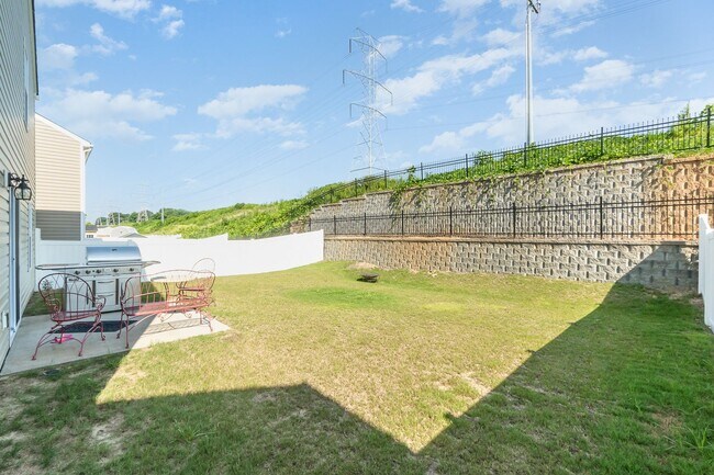 Building Photo - MOVE-IN READY!