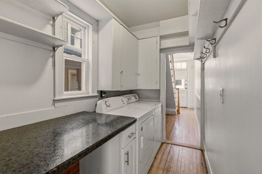 Building Photo - 514 Middle, 1