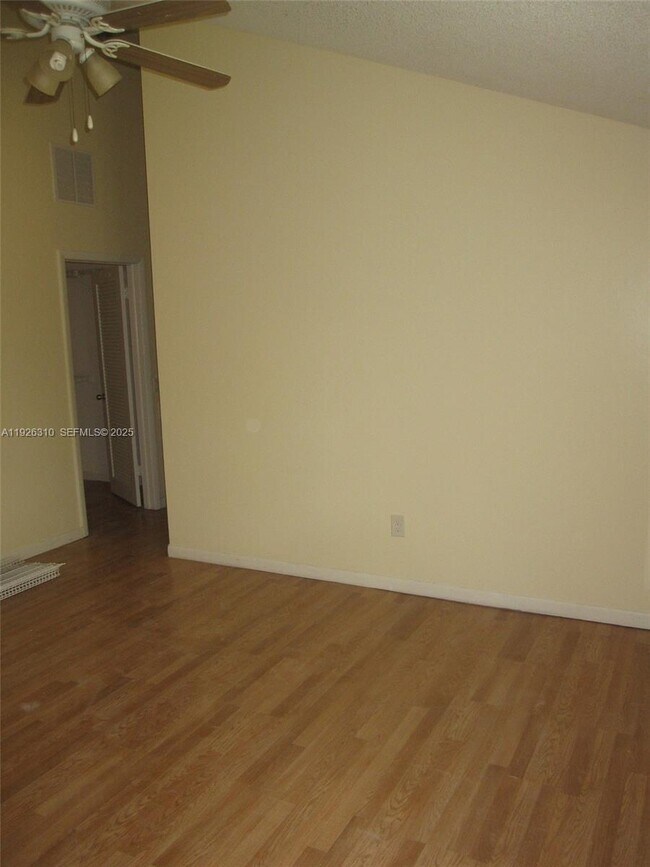 Building Photo - 405 SE 14th St