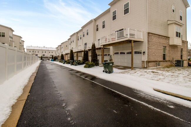 Building Photo - Beautiful 4-Bed, 3.5-Bath End Unit Townhom...