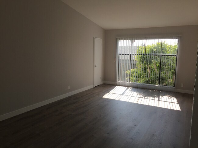 Building Photo - 3400 Club Dr