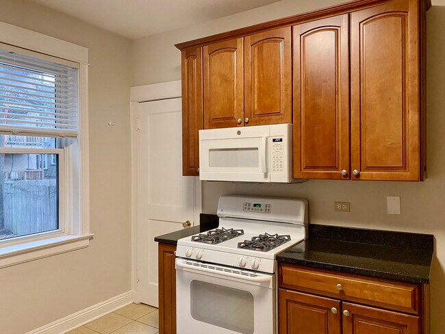 Building Photo - 909 W Gordon Terrace