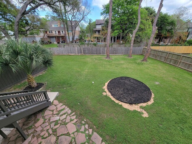 Building Photo - BEAUTIFUL LARGE 4 BEDROOM 2.5 BATH HOME