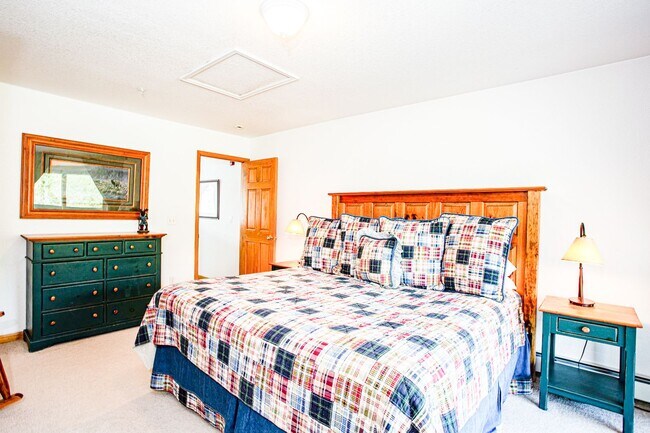Building Photo - Convenient Location! Lots of Space and Lig...