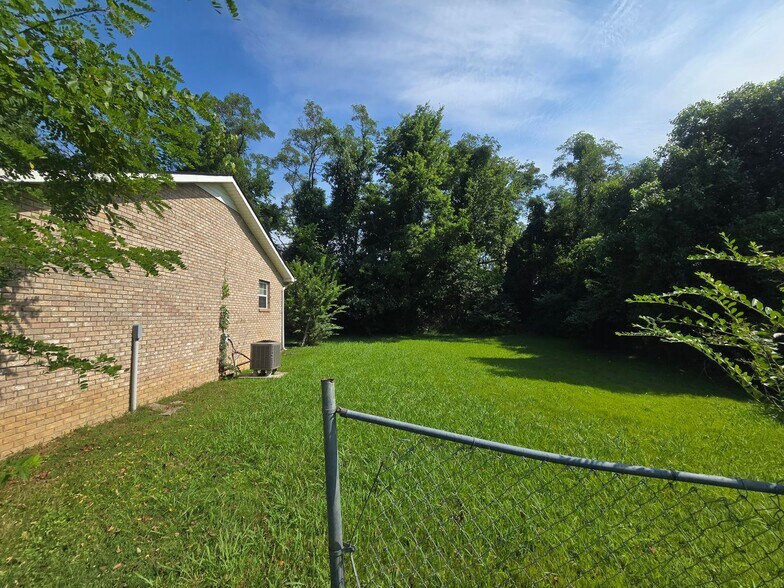 Building Photo - 698 Needmore Rd