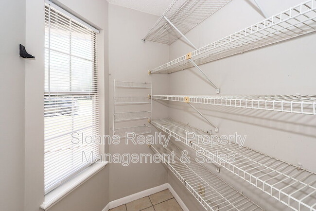 Building Photo - 1022 Oakcrest Dr