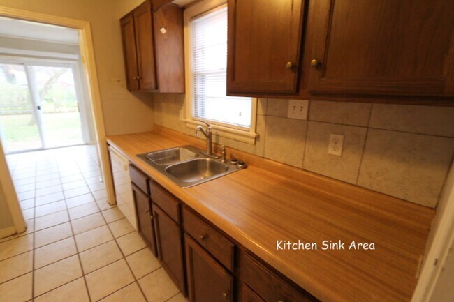 Building Photo - GREAT NEIGHBORHOOD - LOTS OF ROOM