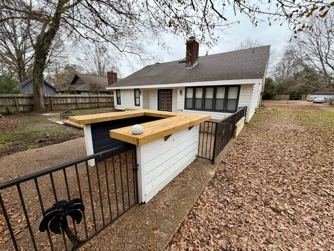 Building Photo - 1020 Mcdale Ln