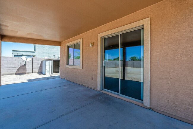 Building Photo - 4 Bedroom home for rent