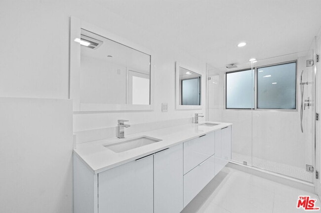Building Photo - 621 Kings Rd