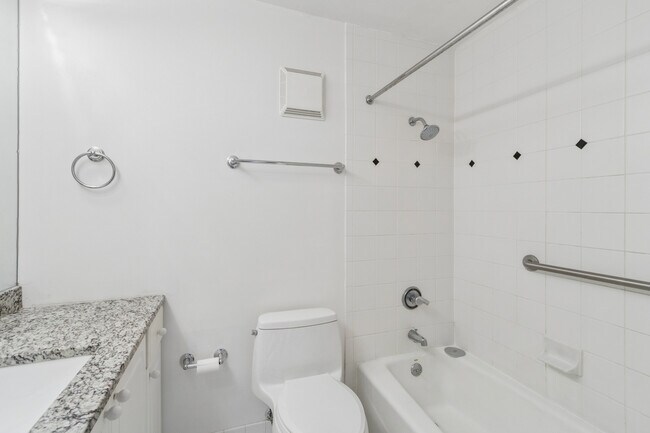 Building Photo - 111 E Chestnut St