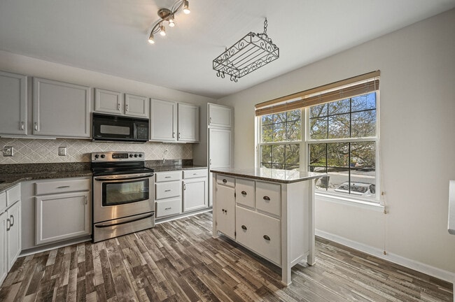 Building Photo - 142 Thames Dr