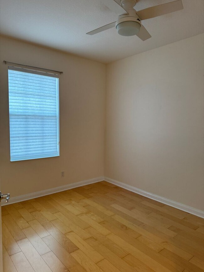 Building Photo - Lakeside Luxury Living in Island Walk – 3B...