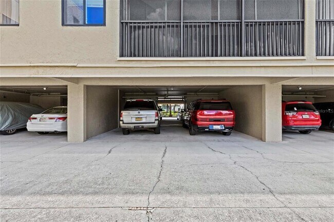 Building Photo - 1942 Golf View Dr