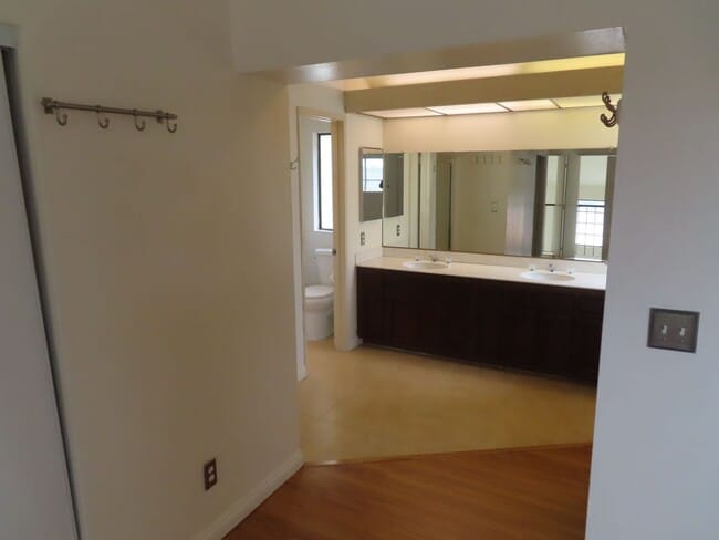 Building Photo - Three Bedroom Townhome with Two-Car Garage