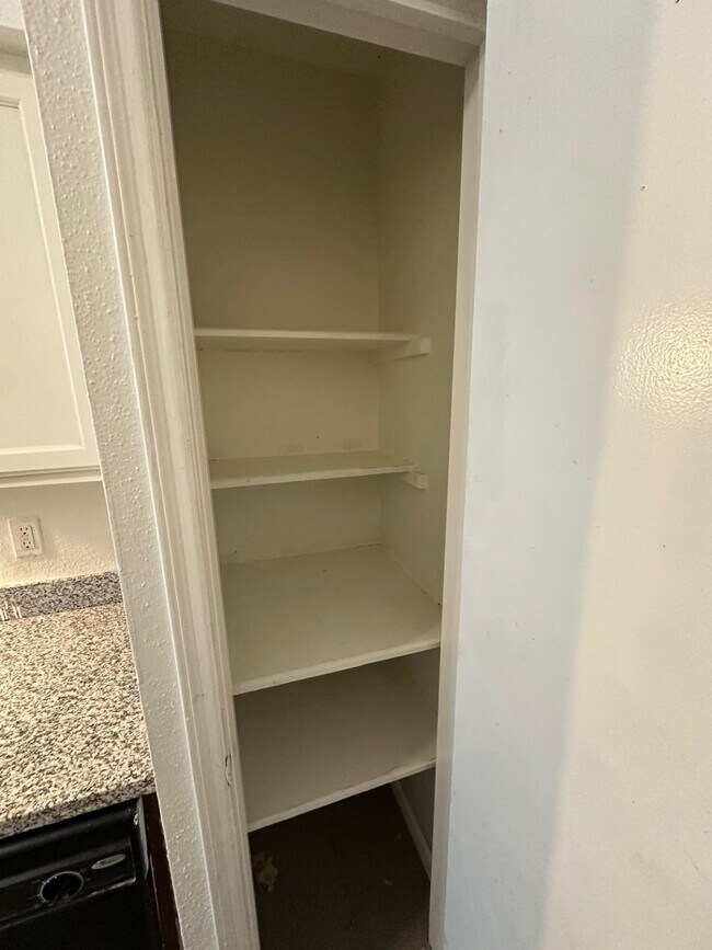 Building Photo - 9797 Leawood Blvd