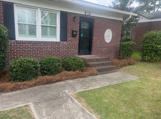 Building Photo - Charming All-Brick 2BR Home with Spacious Yard & Prime Columbia Location