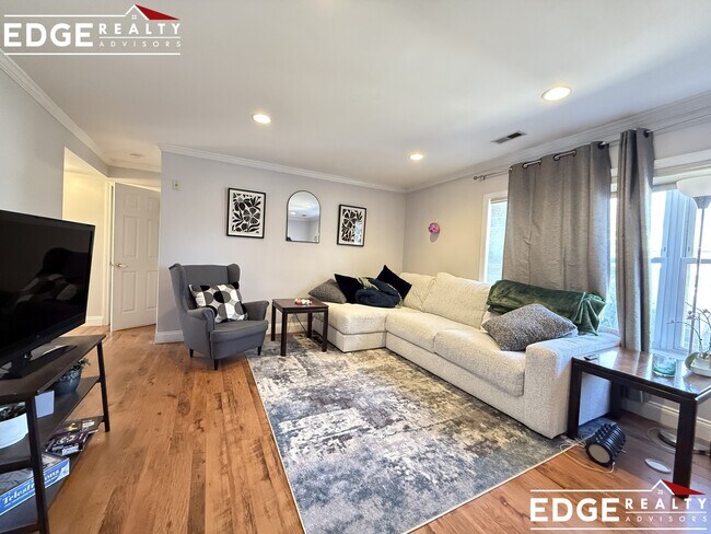 Building Photo - 140 Newton St