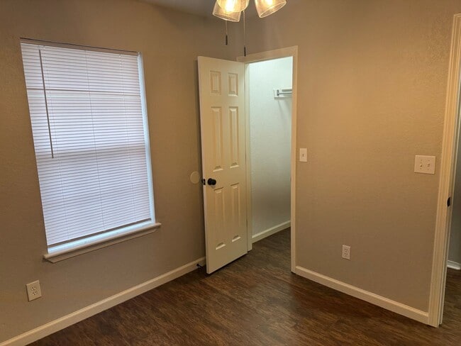 Building Photo - 323 S 12th St