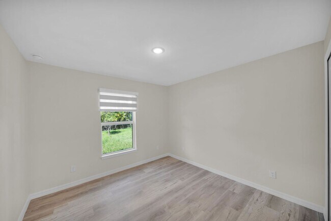 Building Photo - 1820 NE 7th Pl
