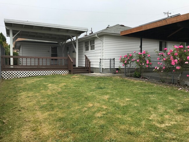 Building Photo - 3 bedroom Ramble House in Manette- Hardwoo...