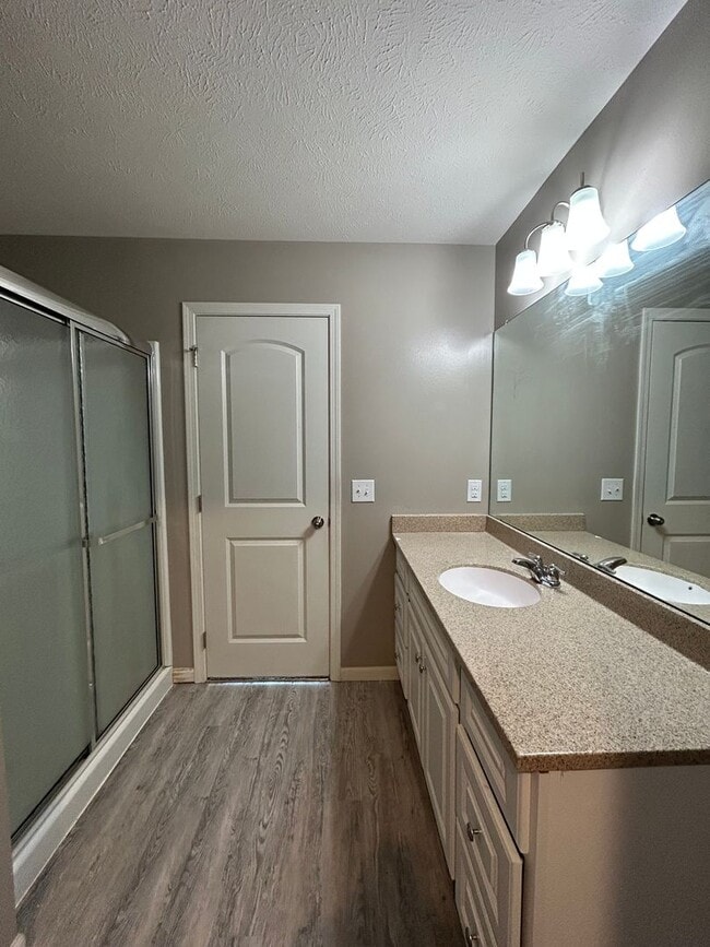 Building Photo - Spacious 4 Bedroom Duplex Near Village Pointe
