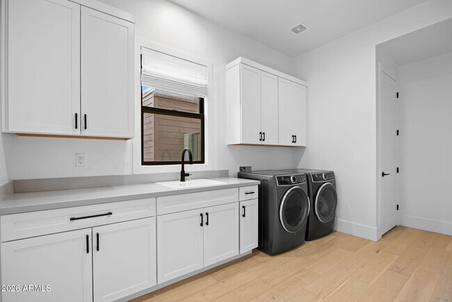 Building Photo - 4145 N 42nd Pl