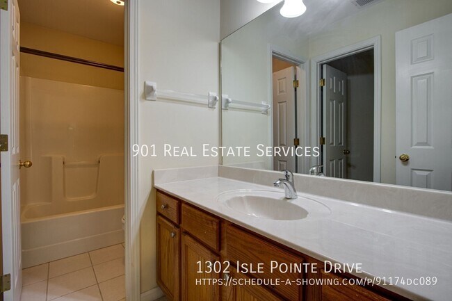 Building Photo - 1302 Isle Pointe Dr