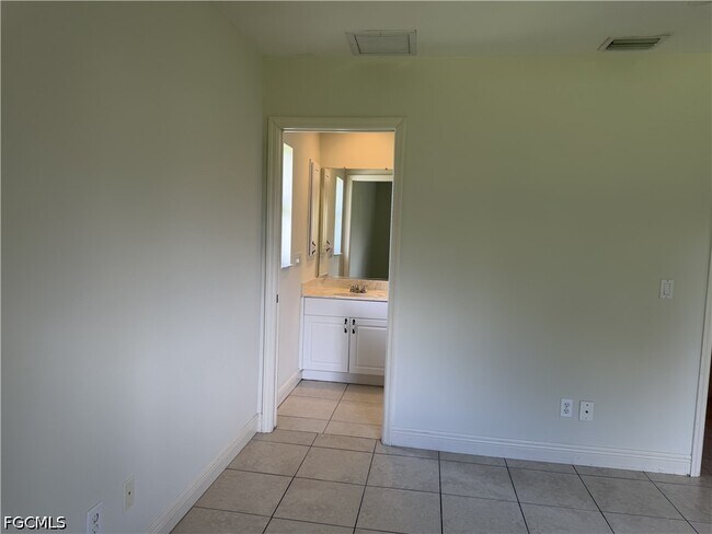 Building Photo - 305 NW 22nd Pl