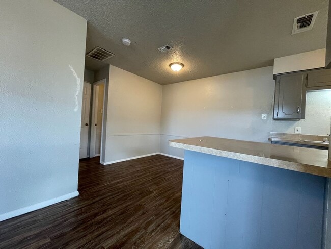 Building Photo - 738 E Pecan St