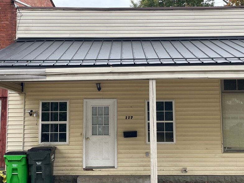 Building Photo - 117 W Oak St