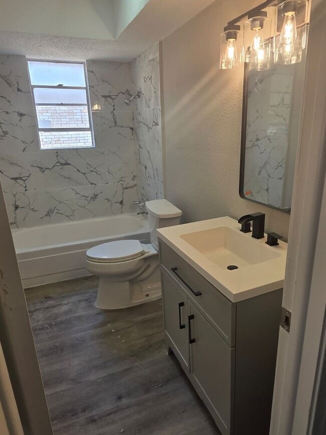 Building Photo - Charming 3-Bedroom Home on Spacious Lot Ne...