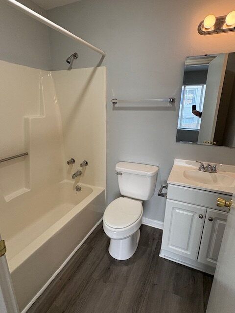 Building Photo - 411 E 5th St