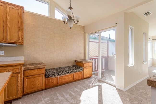 Building Photo - Well maintained 2 bedroom home